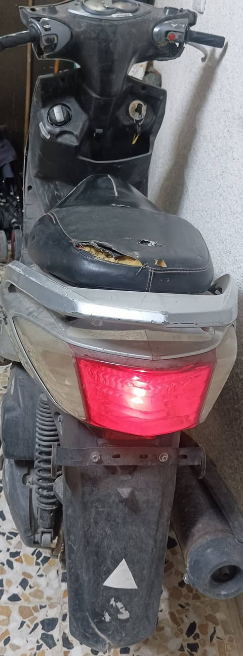 السلام عليكم دراجه سكنز للبيع فحل نوزل
الدراجه كامله مكمله شغاله كلشي لبيهه كامله 
بس طفت بعد ماشتغلت ابيع كوم حديد لشراي ايتصل ***********
