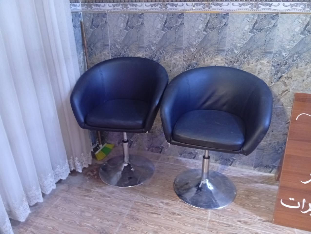 غراض للبيع 
_______________________________________________
1/ستان كامره عدد4
2/كراسي حلاقه دوار عدد7
3/كرسي عادي دوار عدد3
4/طبلات بيض عدد9
5/جهاز تنضيف بشره 
6/خشب مال كوشه عدد3
7/باب المنيوم سلايت مكون من 4 قطع 
8/عارضه 
9/بدامه مال عرض بدلات عدد2
10/مرايه ان النشره 
11/مجمده 
12/ ورد و ثيل (منضر طبيعي)
13/ مكتب و 5 ركونه 
للستفسار الاتصال على رقم واتساب أو خط مازنجر ما اجاوب (***********)العنوان ميسان نهاوند
