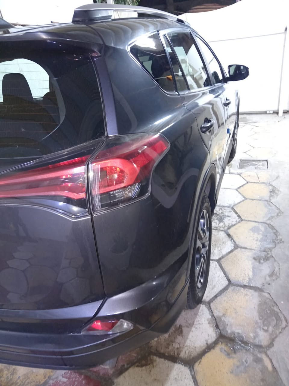 راف فور Rav 4 2018
السياره باسمي رقم بغداد دولي 
ماشيه ١٣١ الف كيلو 
صفحه السايق البيبان كلير فقط بدون صبغ وبدون اي قطعه مفتوحه 
مكاني بالكاظمية ***********
