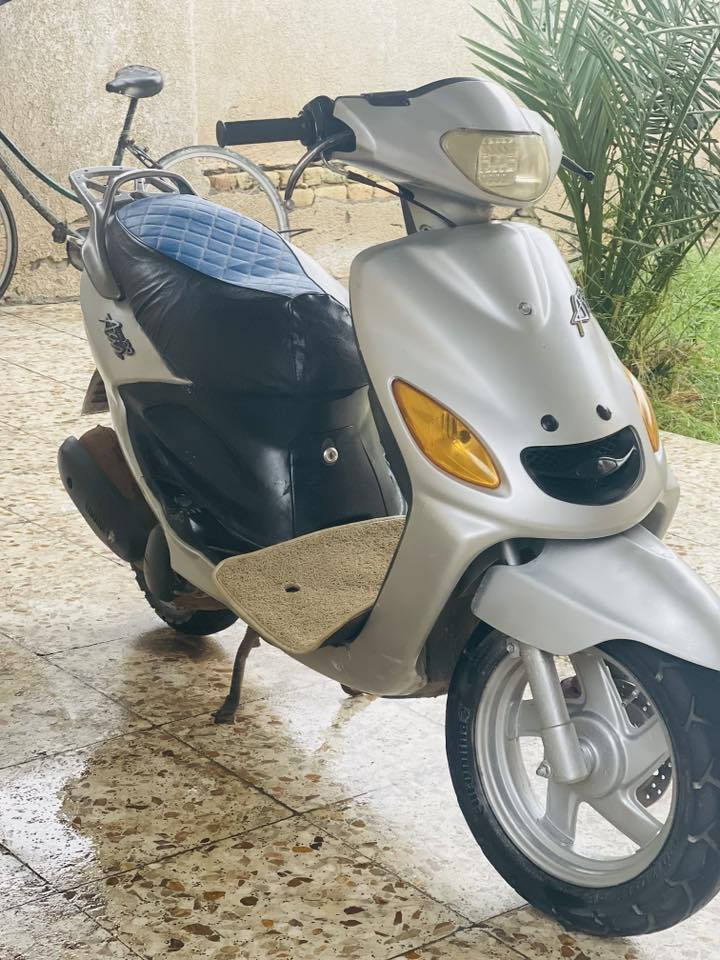 للبيع دولفين اكزز نضافة شوف عينك مكينه ناعمة مفتوح مره وحدة وغراضه اصلية  دراجة خير من الله مال جناي السعر 450 قابل للتفاوض الاستفسار ***********
