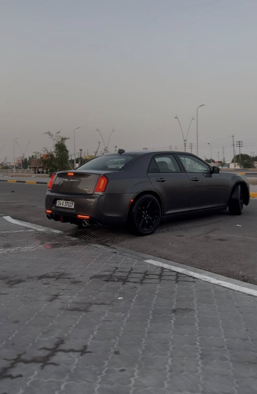 سلام عليكم كلايسلر   300S 20  / 15معلايه ومعاملتها كامله رقم بصره نكليزي كير ومكينه جدد وتبريد منضومه كامله مبدل موصفات الاس معروفه مكاني بصره بيع او مراوس باوباما او جارجر 5700  حادثها جاملغ بي بارد وبنيد مبدل 
*********** وتساب او اتصال
