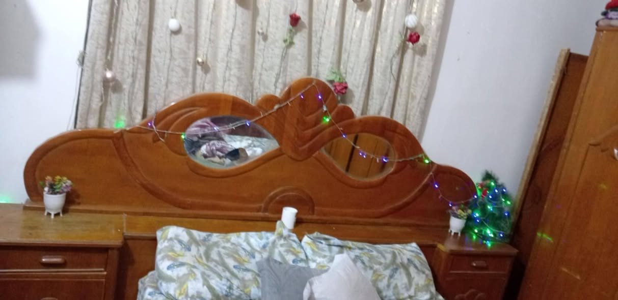 السلام عليكم غرفه للبيع خشب صاج ثكيل نضيفه سعره 650 العنوان حله يم حلويات قصر الشام الرقم ***********
