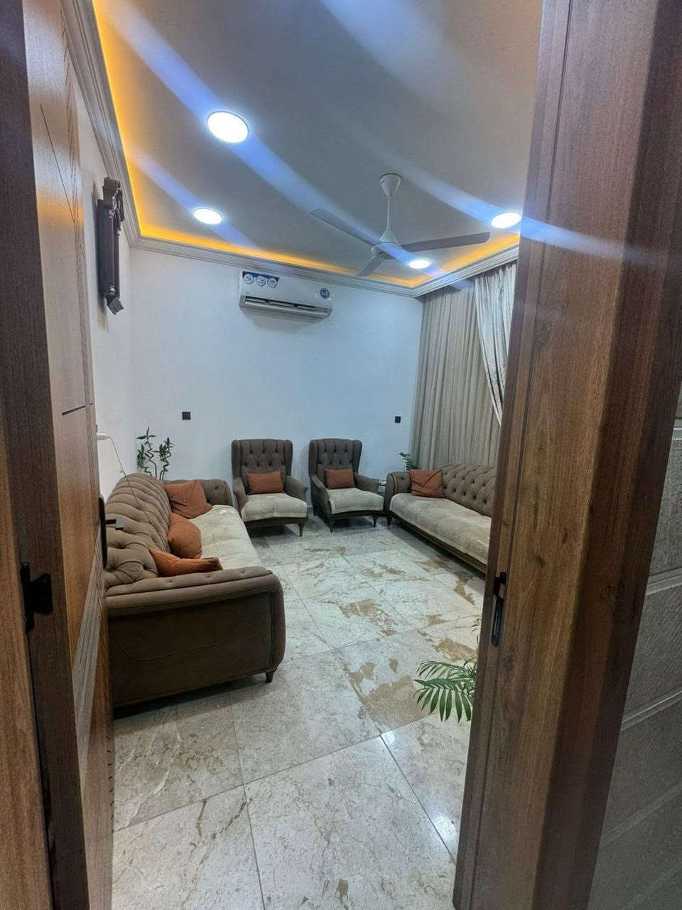بيت للبيع حي تونس زاعي سند ٢٥ مجاور طابو لصناعه 
لمساحه ٧٠ متر يحتوي ع ٣ غرف نوم غرفه واحد ماستر 
كامل خدمات مي كهرباء مجاري 
للتراصل ***********
