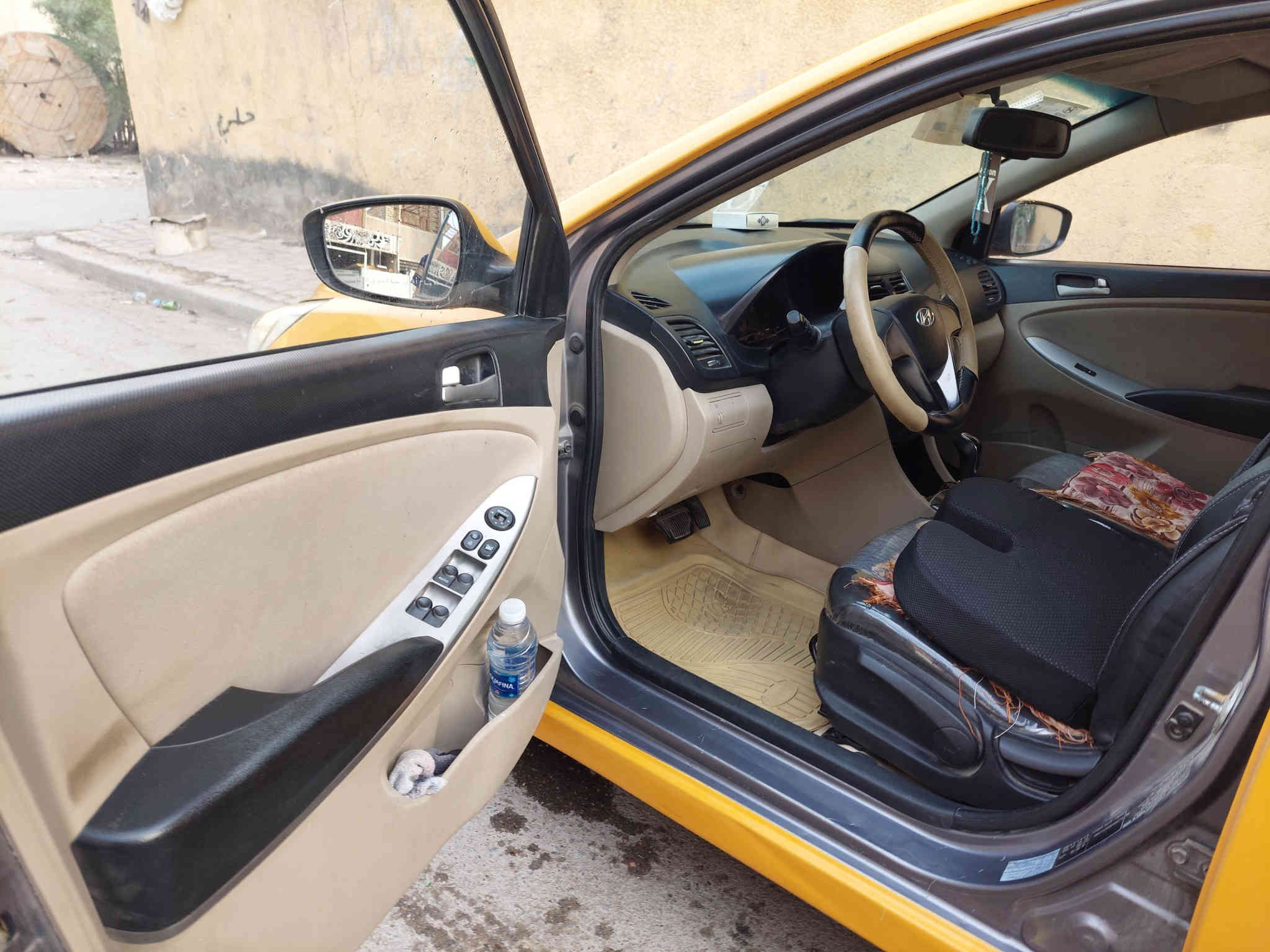 السلام عليكم اكسنت موديل 2016 اجرة للبيع مكينة وكير وتبريد واطارات وبطارية في حالة جيدة  حجم المكينة1400 مابيها اي  دوانز مصبوغة عام للجمالية مبدل جاملغ امامي 87 جهة السايق 
السعر وبي مجال بسيط للاستفسار على الرقم  
*********** ومتواجد على النت
