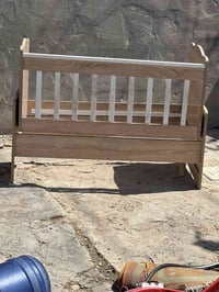 بنات جربايه مال اطفال بهذا الشكل بس نقصها ارضيه للدوشك الحد عمر 5 سنوا...