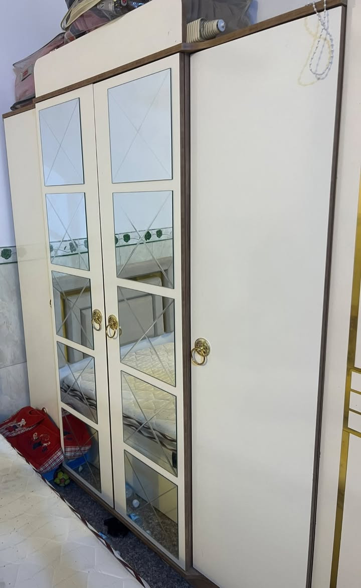 كنتور 4 بيبان + جرابي عدد 2 + ميز تواليت
استخدام قليل ونضيفات 
للاستفسار الاتصال على الرقم الاتي ***********
