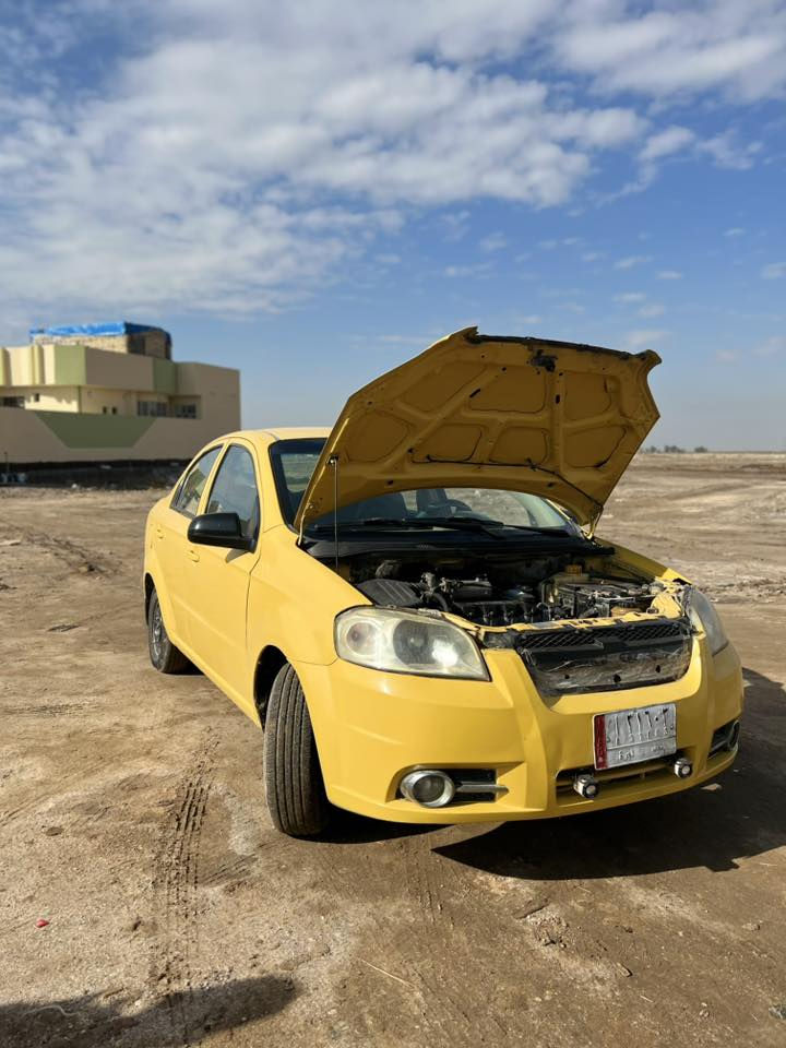 السلام عليكم 
أفيو 2009 
مصفرة من الغرامات. 
محرك  1400 
نضافة مثل ما موضح ب صور. 
السعر 50 وبيه مجال بسيط 
العنوان الديوانيه الحمزة الشرقي 
للتواصل ***********
