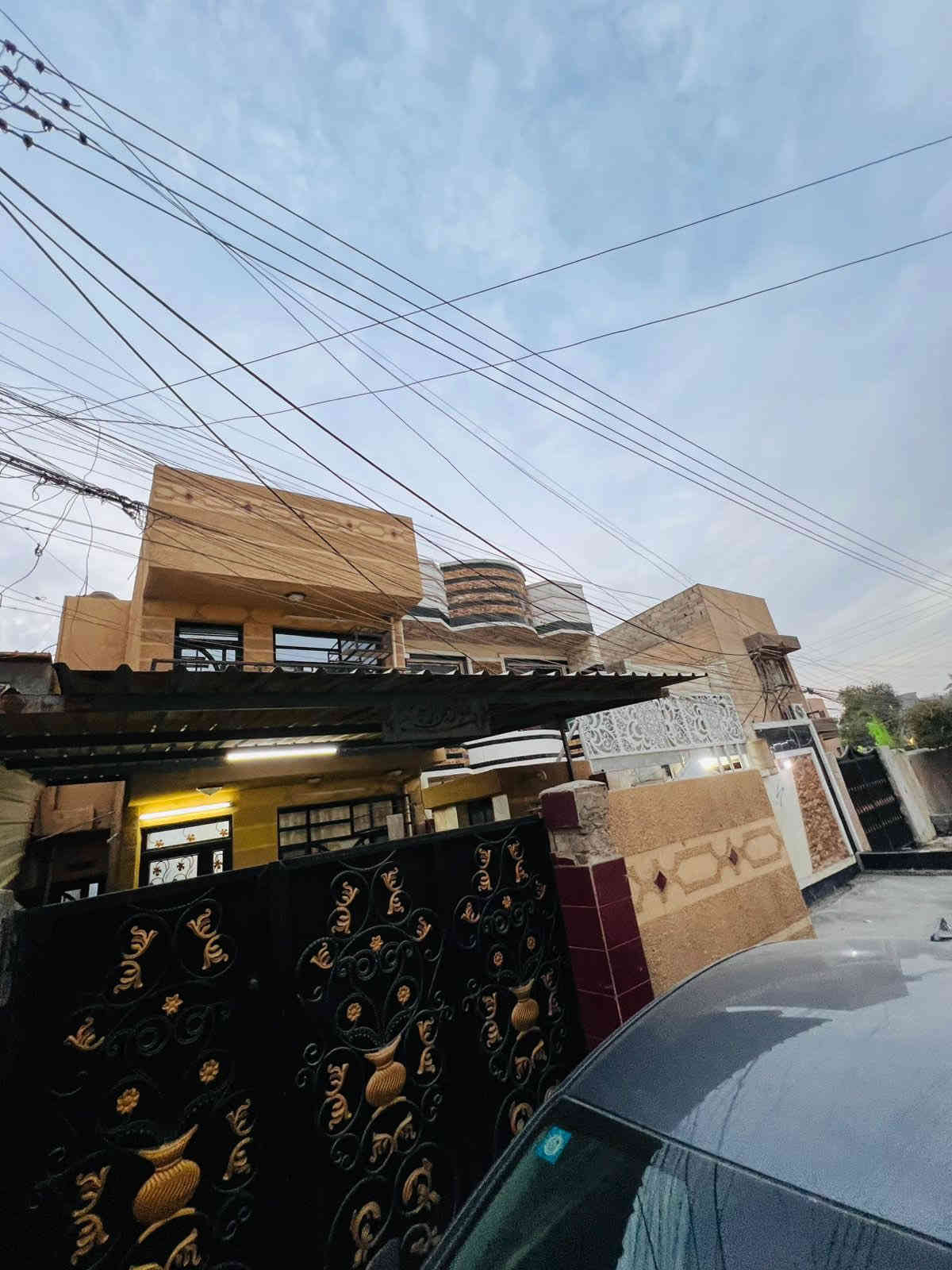 بسم الله الرحمن الرحيم 
دار للبيع مساحه 110م واجه. 5.50 نزال 20 
بناء نضيف جداً اضلع غير مشتركه 

📍موقع البيت غزاليه شارع مدير الأمن مربع قاسم نافوره من افضل المواقع في الغزاليه 📍👌

محتويات البيت 

🔴الطابق الأرض يحتوي على كراج + مدخلين صحيات خارجيه صاله + مطبخ + حولي 

🔴الطابق الثاني يحتوي على غرفتين نوم + خدمات 

الطابق الثالث يحتوي على بيتونه + سطح 

للأستفسار 

☎️***********☎️احمد الفلاحي
