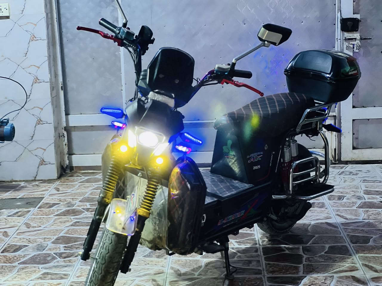 السلام عليكم
ماطور شحن للبيع ماطور حيل نضيف وبطارية جديده 
السعر 550 رقم ***********
