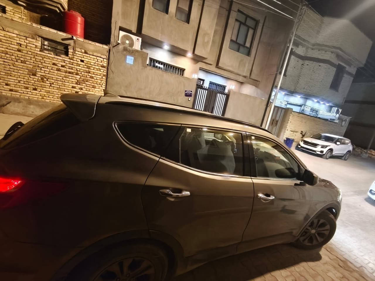 هونداي سنتافي موديل 2014 وارد امريكي اربعه سلندر 2400gdi تخم تاير جديد حداديه جديده مكينه كير تبريد خير من الله كهربائيات كلها شغاله ونعمه من الله رقم بصره جديد سنويتها تنتهي بشهر الواحد 2026 وبيها بعد هواي مواصفات معروفه
ملاحظه / السياره مبدل بنيد وجاملغ ايمن فقط لاغير وبيها رشات صبغ عن الجراد 
راعيها موجود 
هاتف ***********
