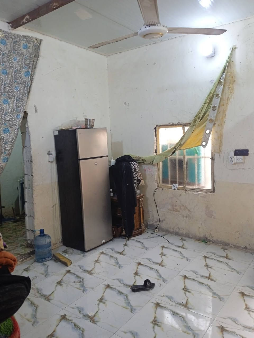 السلام عليكم بيت للبيع المساحة 100م بناء جديد بي غرفة وصالة ومطبخ وحمامات وساحة بيت كبيرة مكاني الكوفة شارع المعمل خلف جامع الخزاعل قرب حائط المطار السعر مناسب 13 مليون وبي مجال للطيبين وهذا رقمي للتواصل ‏‪0788 732 9440,‬‏
