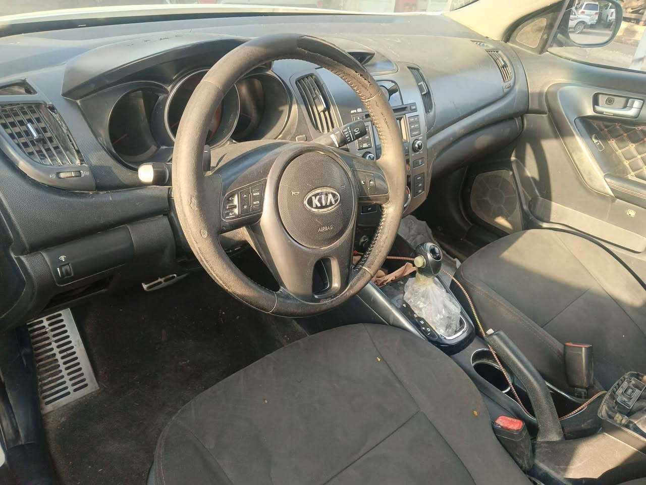 السلام عليكم للبيع كيا سيراتو موديل 12 فول مواصفات رقم سليمانيه تحويل أو وكاله صبغ  عام مكان سياره سليمانيه أعتذر عن الخاص السعر 75 وبيها مجال لشراي يتصل ***********
