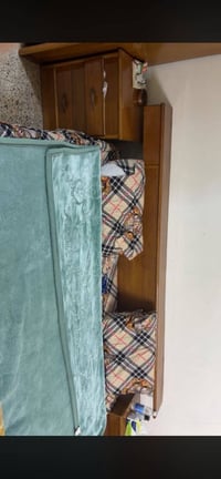 غرفة نوم • سرير خشبي