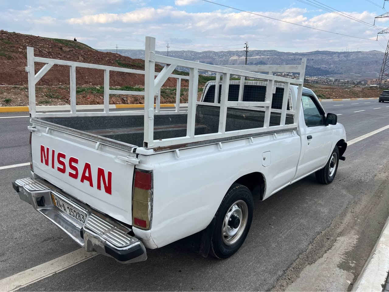 نیسان 2001پاوەرە 
ڕەقەموو سەنەوی نوێیە
گێڕو مەکینە ئەکسل بەشەرت 
چوار تایەینوێیە غازو بەنزینە 
لێدراوی نیە شانسی هیچی پێوە نیە 
بە حیزام دەیفرۆشم کارە بایی مەزبوتە 
سعری 65کەمێک مەجال گەر مشتەری تەلەفۆن بکە *********** ڤایبەرو 
واتسئاپ هەمان ڕەقەمە كويسينجاك, أربيل
