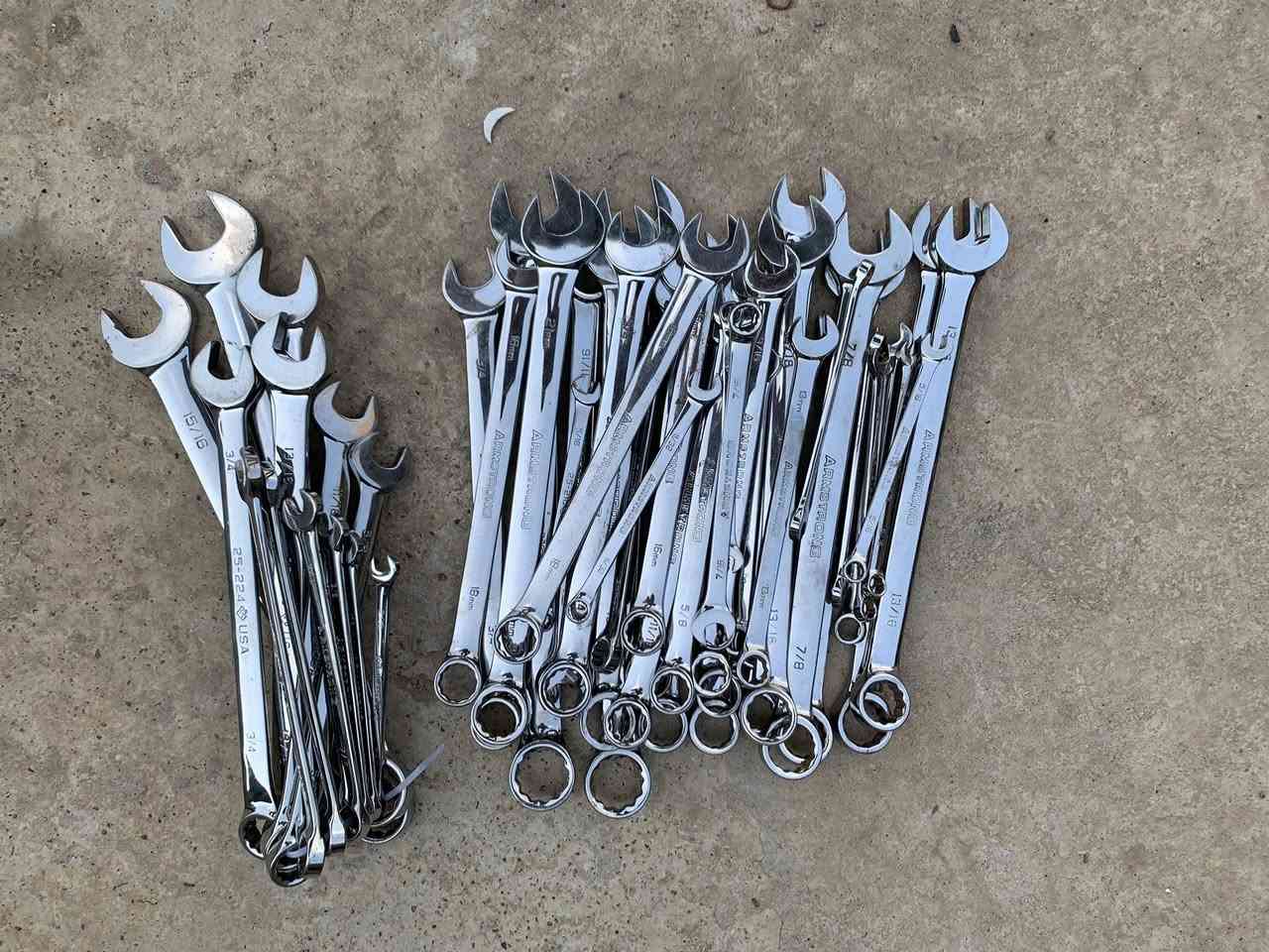 مفاتيح ARMSTRONG أمريكي أصلية
 قياسات متعدد مع يدات راجز مع لقم للبيع 

للتواصل و اتساب ***********
