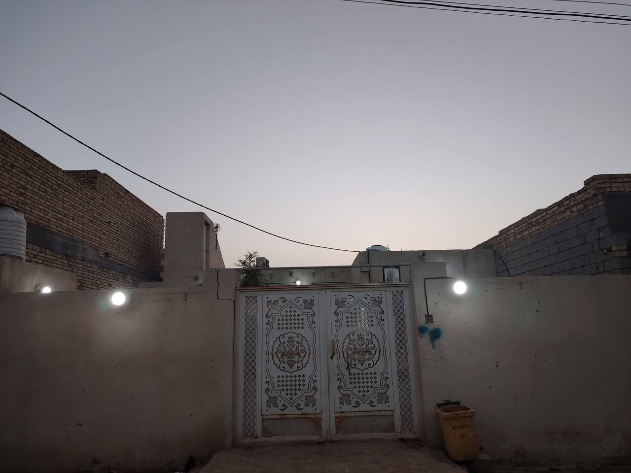 بيت للبيع 
 المساحه /250 متر 
نوع العقار /زراعي /بيه وصل طابو 
 المحتويات /غرفتين +صاله +مطبخ +صحيات خارجيه +وصحيات داخليه البيت بي نقص استقبال
 المكان /الصخين -شارع علي الاكبر يبعد عن شارع السايدين  150متر
خدمات متوفره  (كهرباء +ماء بدون ماطور +كابينه المولده ب الباب )
 بناء بلوك سنه 2022+ سقف عكاده 
واتساب ***********
السعر 60 قفل
