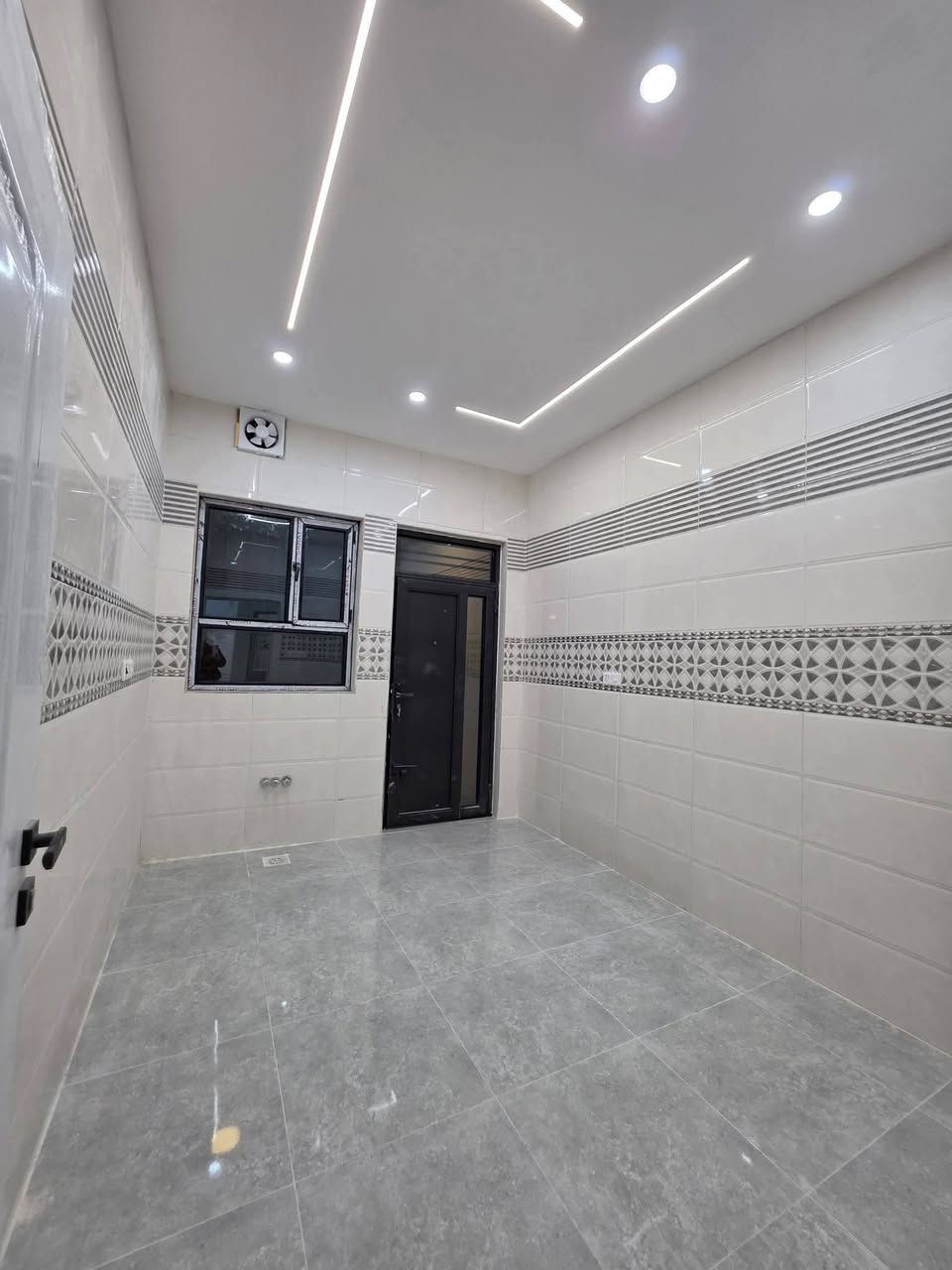 السلام عليكم
دارين تون زيرو للبيع
القادسية / حي الشهداء قرب المدرسة المستنصرية / شارع 20م  مساحة الدار الواحد : 126متر.     الواجهه 7م ونزال 18م 
4 غرف نوم الدار فول + سحب بورفايل + صالة وسطية 
سعر الدار الواحد: ب133 مليون قابل للتفاوض
للاستفسار الاتصال على رقم 
☎️ ***********
مكتب الأمين للعقار على شارع 60
الديون شارع 60 مقابل مجمع طيبة 2
