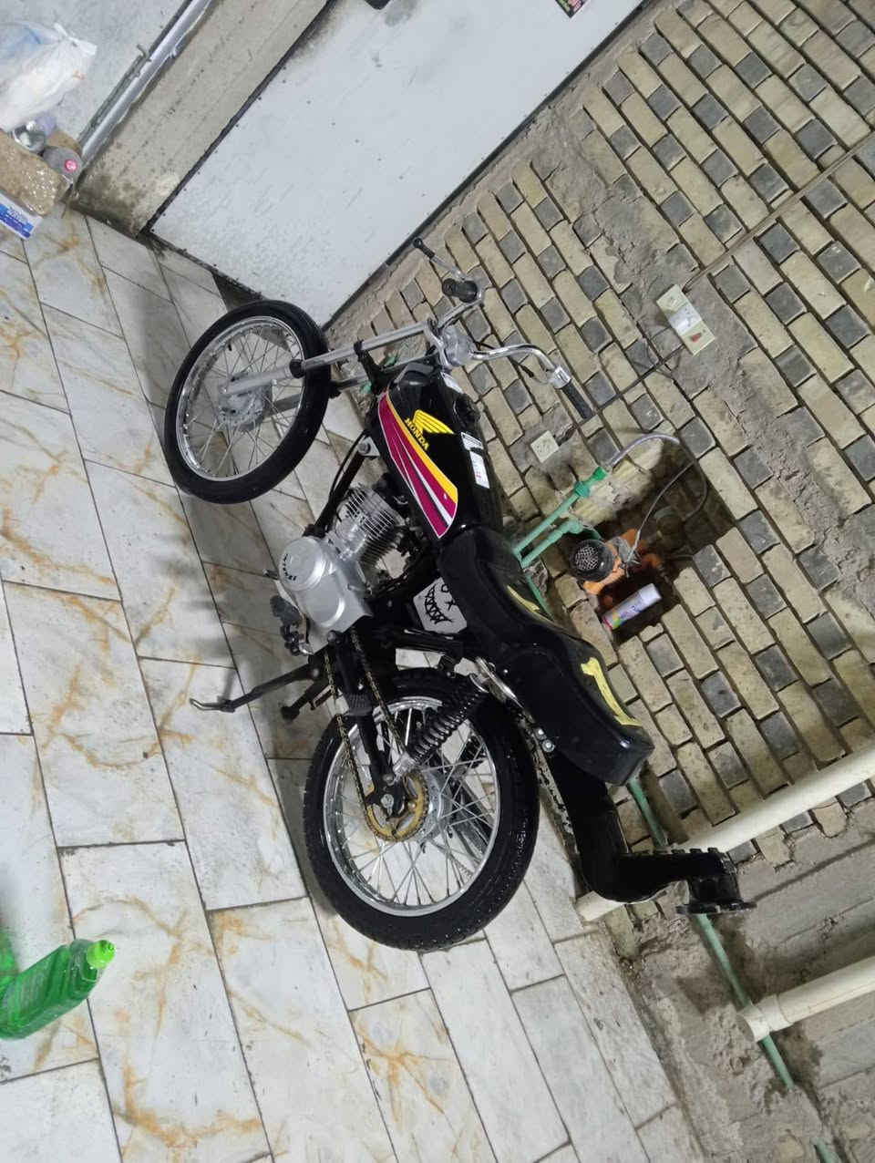 سلام عليكم  دراجه للبيع موديل 16 السعر 725 رقم التواصل***********
