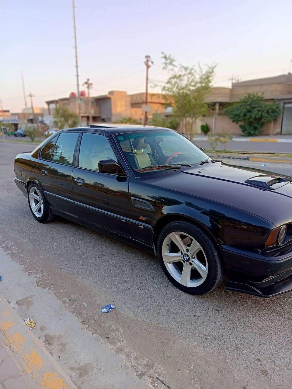 اسلام عليكم BMW موديل 91 حجم 535 رقم واسط بسمي تحويل ثاني يوم لون اسود تعمير جديد كدام عينك واحله من الصوره الله شاهد السياره بس بك مترجع بس هاايي نقصه مترجع بك والتبريد بس غاز السيارة خير من الله ترايك للبصرة السعر 46 وبيه مجال للطيبين واذا اكو مراوس هم عادي  وبالعافية عل ياخذه الي تعجبه ينتصل ويشلع اعيوني الرقم ***********
