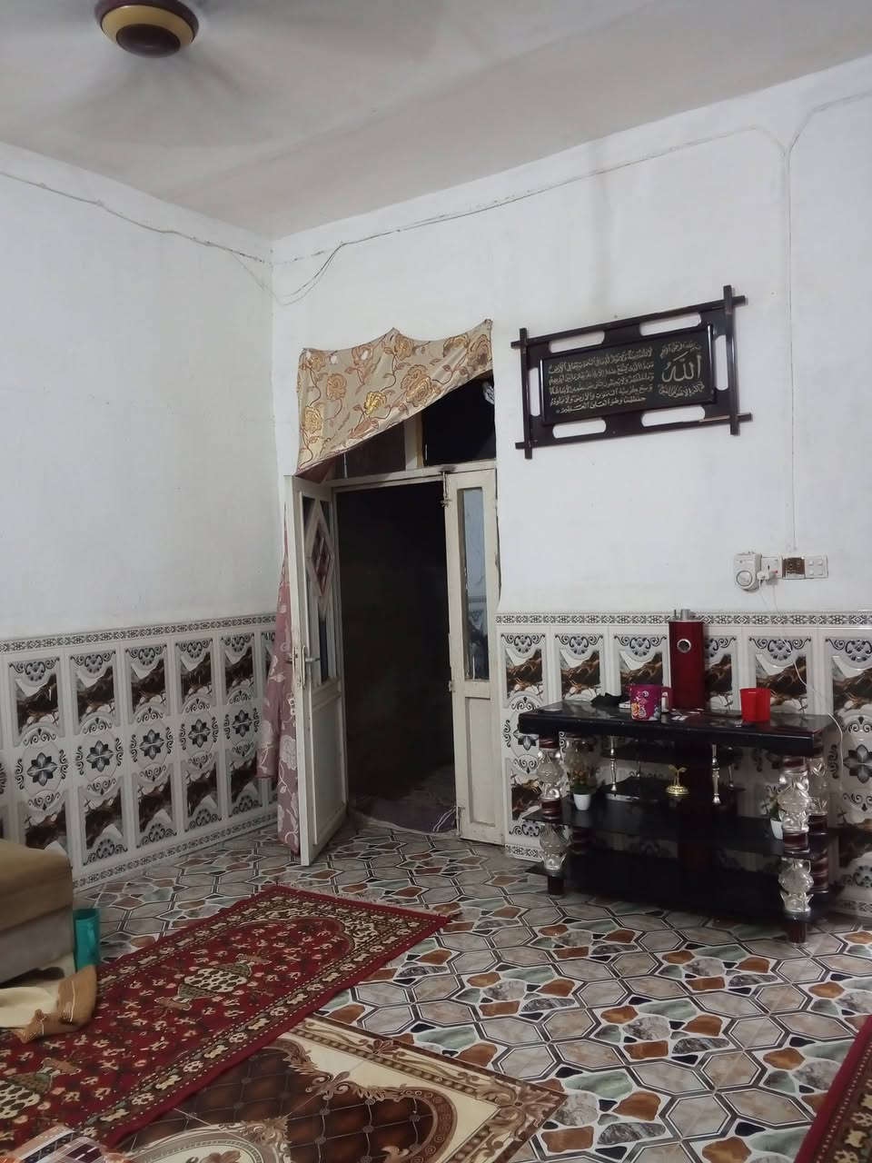 السلام عليكم بيت في منطقة حي الزهور خدمات كاملة تبليط ومي ومجاري متكون من استقبال وصالة ومطبخ وغرفة وحمامات خارجية فقط مساحة ٢٥٠ متر تقريبا ١٠٠ متر خالية من البناء مجاور اعدادية الشهيد مثنى قاسم الكلابي القديمة 
للتواصل والأستفسار على الرقم ***********

