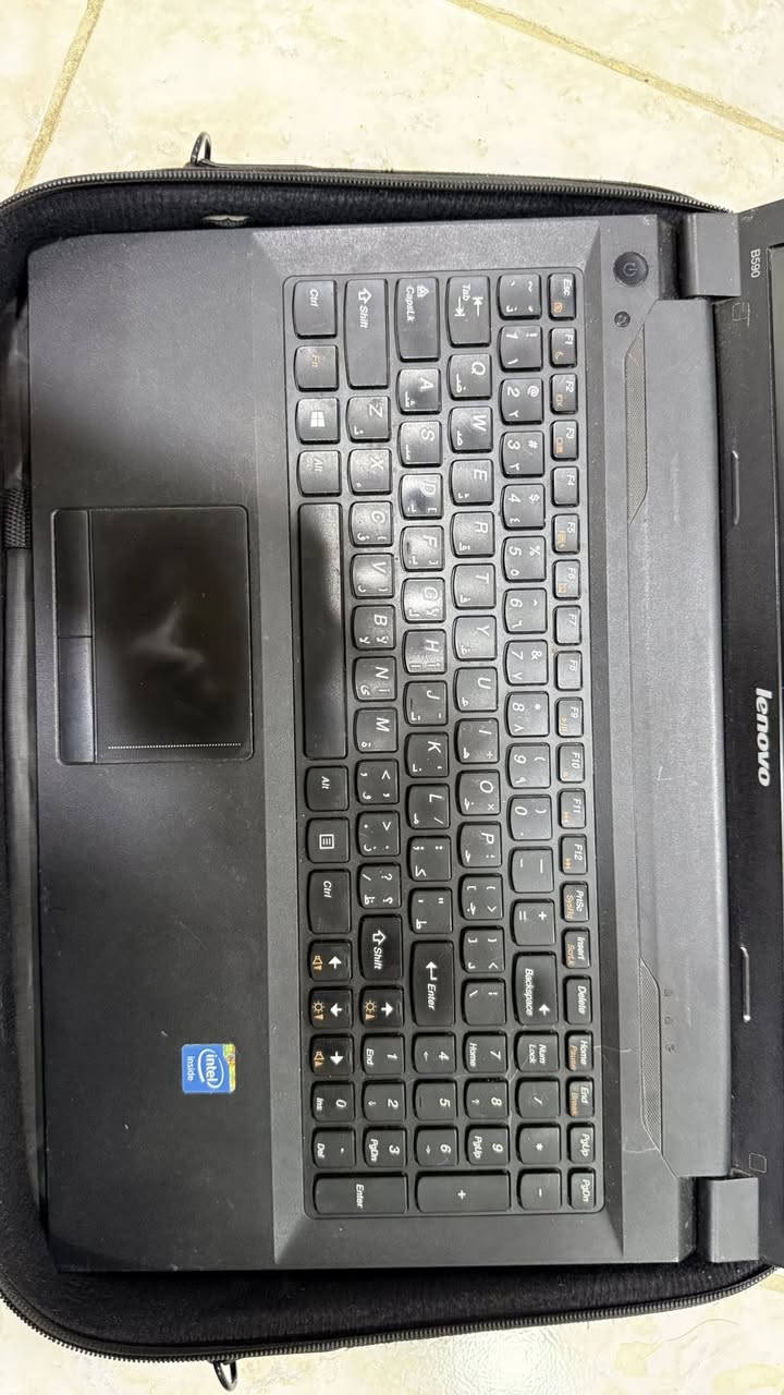Lenovo B590
المواصفات الشائعة لسلسلة B590:

* الشاشة: 15.6 بوصة بدقة 1366×768.
* الرام: غالباً 4GB DDR3 وقابلة للترقية.
* التخزين: SSD بسعة 500GB 
* المنافذ: HDMI، VGA، منفذا USB 3.0 ومنفذا USB 2.0، منفذ شبكة LAN، وقارئ بطاقات ذاكرة.  
* معالج Intel Core i3-3110M
* رام 4GB
* هارد 500GB SSD
* كرت شاشة Intel HD 4000
* وزن حوالي 2.5 كغم.


**إذا كنت صاحب هذا الإعلان وتريد حذفه لأي سبب، رجاءا أرسل رسالة إلى الدعم الفني**