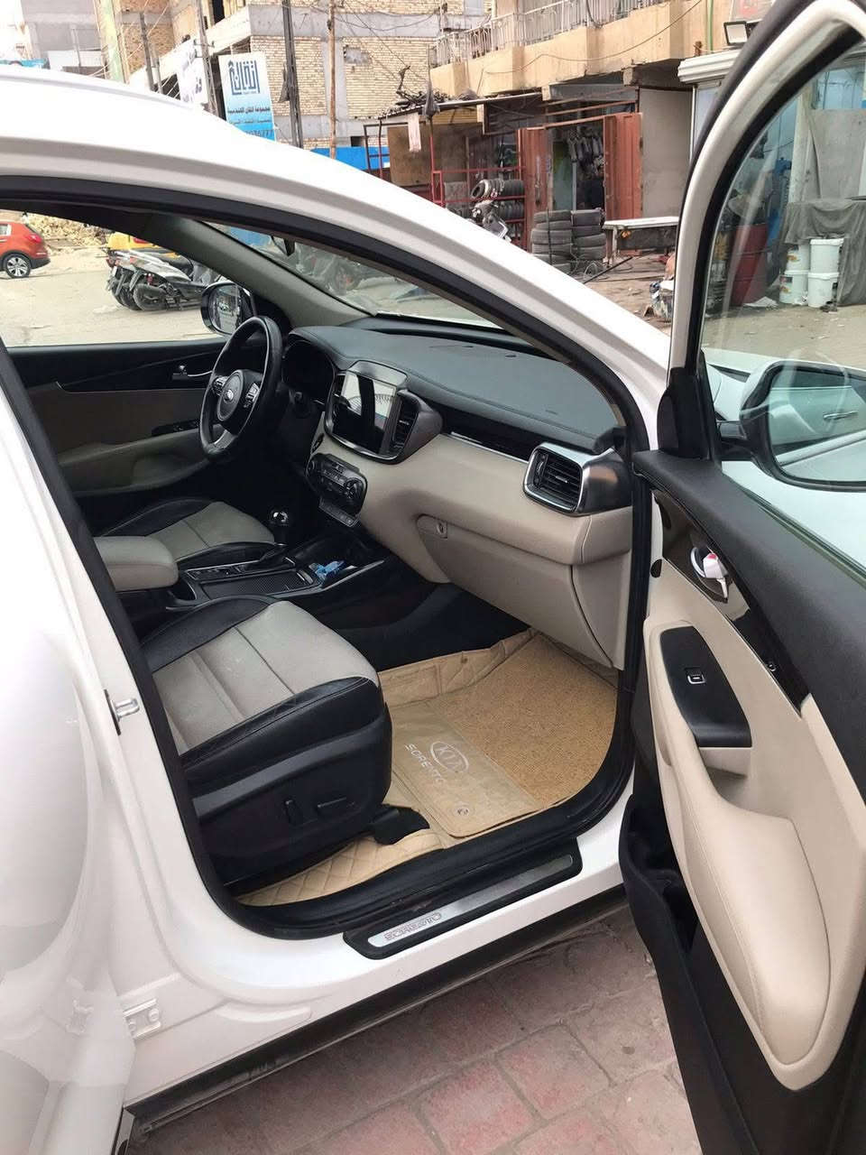 لسلام عليكم سورنتو موديل 18 فول الفول 1/1  عداد المسافة 77 سيارة خليجي يوجد صبغ نص باب السائق ونص الجاملغ الأمامي  نفس الجهة لمعرفت المزيد اتصل علي ***********
