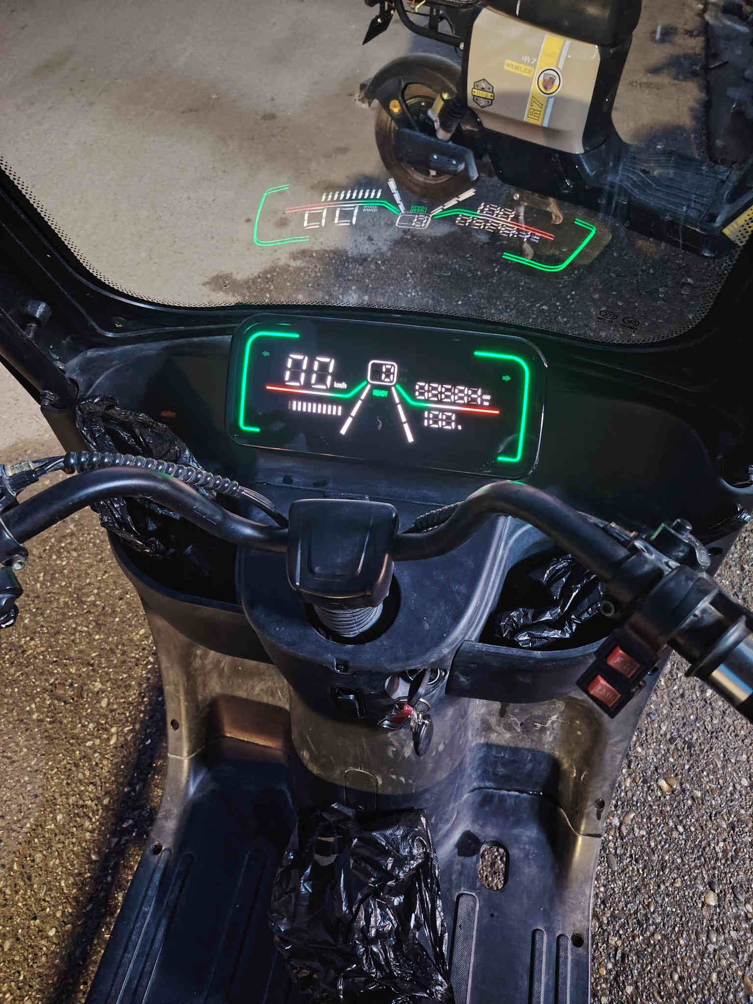 للبيع تكتك شحن موديل 2025 السعر مليون و 100 مستخدم قليل مكاني الحويجة ناحية العباسي ***********
