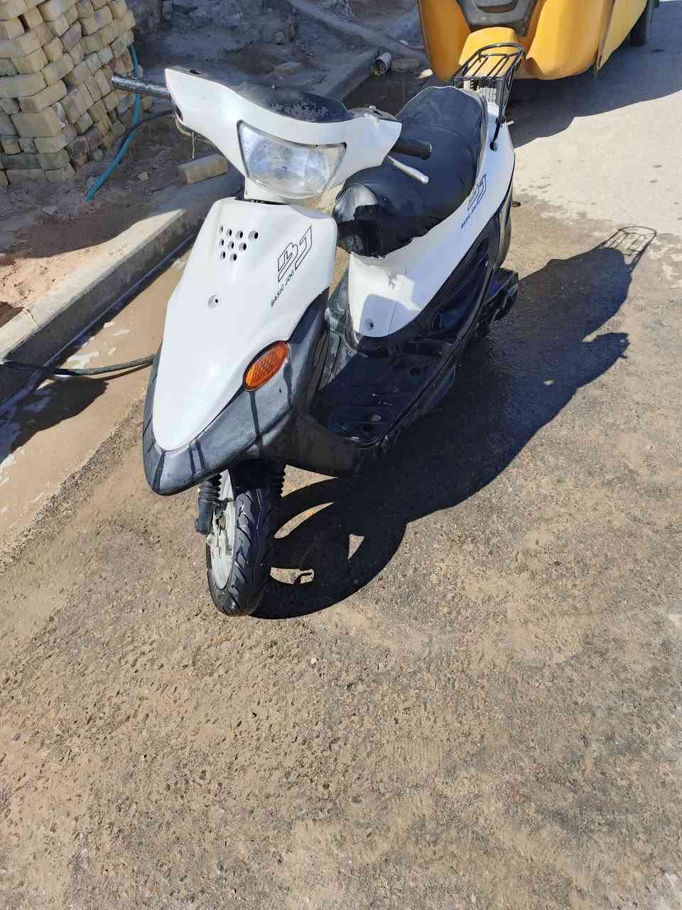 ياماها ام تسعة زروف مكينه مفتوحة الاكسن بيه ونه كهربائية كلها شغاله السعر ٣٥٠ وبيها للاتصال ***********
