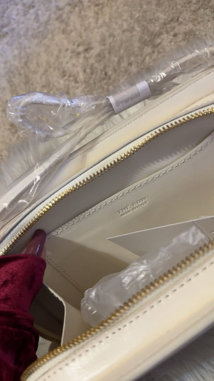 حقيبه ماركه THE ROW صنع في lTALY
فخامه هادئه تحجي عن نفسها🤍✨


**إذا كنت صاحب هذا الإعلان وتريد حذفه لأي سبب، رجاءا أرسل رسالة إلى الدعم الفني**