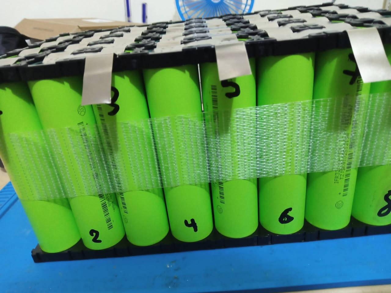 السلام عليكم اخواني الاعزاء

حاب انقل تجربتي الشخصيه الكم
واعرض عليكم شغلي وخدماتي

طبعا هاي بطاريه  فوسفات الحديد 75 امبير
24 فولت. جمعتها لانفرتر شمسي

كدرنا نشغل عليها 3 امبير لمدة ساعتين و40 دقيقه

الكارت المستخدم  jk 150 امبير مستمر
و 300 امبير لحظي

وبالنسبه للعمل اجمع كل انواع البطاريات
عاكسات انفرتر دراجات اي شي 

واني اخذ فقط اتعاب ايدي
يعني انطيك قائمه المواد منين متريد جهزها براحتك واخذ فقط شغل ايدي منك
ومحسوب عليك كل التفاصيل المستخدمه مع التوصيل شغل ايدي اخذه صافي 

1- بطاريه 12 فولت اي امبير  اخذ 30 الف
2- بطاريه 24 فولت اي امبير اخذ 35 الف
3- بطاريه 48 فولت اي امبير اخذ 45 الف
4- بطاريه 60 فولت اي امبير اخذ 55 الف
4- بطاريه  72 فولت اي امبير اخذ 65 الف

للعلم اللحام النقطي بنيكل 0.3 ملم مدعم مرتين واللحام بكابسه نقطيه محوله مو موسفت ضمان 

بالاضافه خدمات الطاقه الشمسيه 
اي بورد او طريقه بارد منفصل او اسعار منظومات او طريقه ربط اني بالخدمه

رقم العمل *********** واتساب
