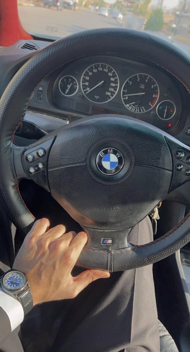 السلام عليكم 
تنزيل سعر بيع مستعجل 

مكينة 4.4   V8 
الممشى ١٣٧ الف كيلومتر 
موديل ١٩٩٦ 
بدي كت بالكامل M5 "ويل و دعاميات و مري جانبية و دوس"
منظومة زينون 
فتحة سقف 
بردة خلفية كهرباء 
كشنات جلد كهربائي بالكامل 
كاميرا خلفية 
شاشة اندرويد 
تبريد ثلج ممتاز 
رقم بغداد مميز 
السيارة بأسمي، سنوية جديدة لل ٢٠٢٩

السعر ١١٣ و بيها مجال  

متواجد واتساب  ***********
