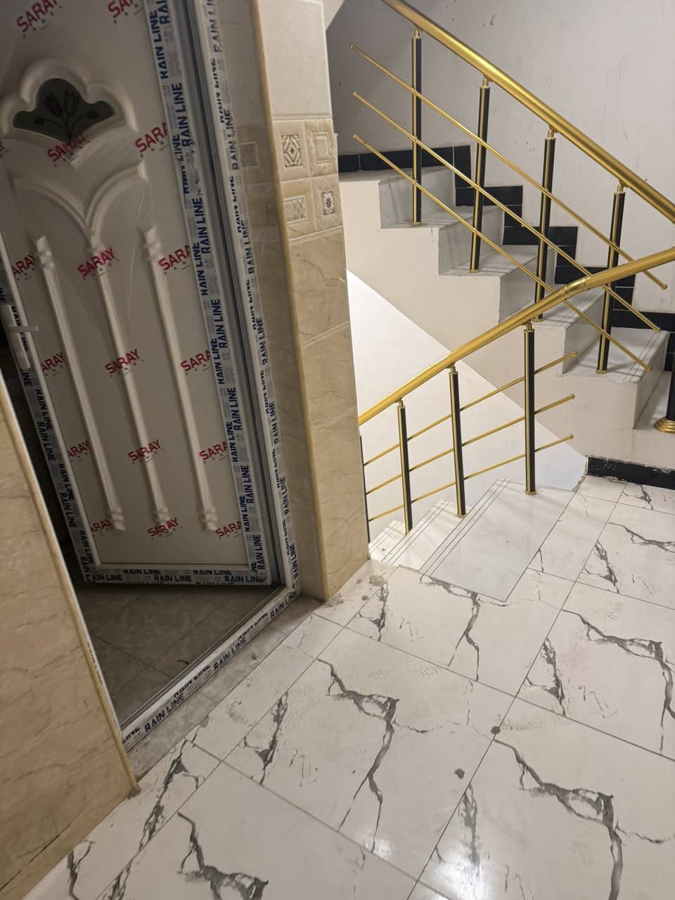 مشتمل للايجار مساحه 80 متر بناء حديث يحتوي الطابق الاول على صاله ومطبخ وخدمات وغرفه نوم والطابق الثاني غرفتين نوم وخدمات العنوان حي العامل شارع دائره الكهرباء للاستفسار والاتصال مكتب محمد الساعدي مقابل مول الحياه ***********
