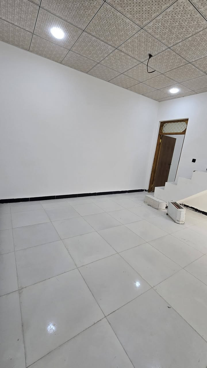 ⚜️بيت 100 متر طابو سند 25 رابع بيت عن الشارع العام
⚜️السعر 45 مليون  وبي مجال 
⚜️ اساس صب كونكريت السقف صب بناء طابوك جمهوري 
⚜️غرفه. صاله  .مطبخ ،صحيات ، استقبال 
⚜️العنوان : شارع المطار القديم قرب مجمع الجشعمي 
*********** مكتب المنصوري
