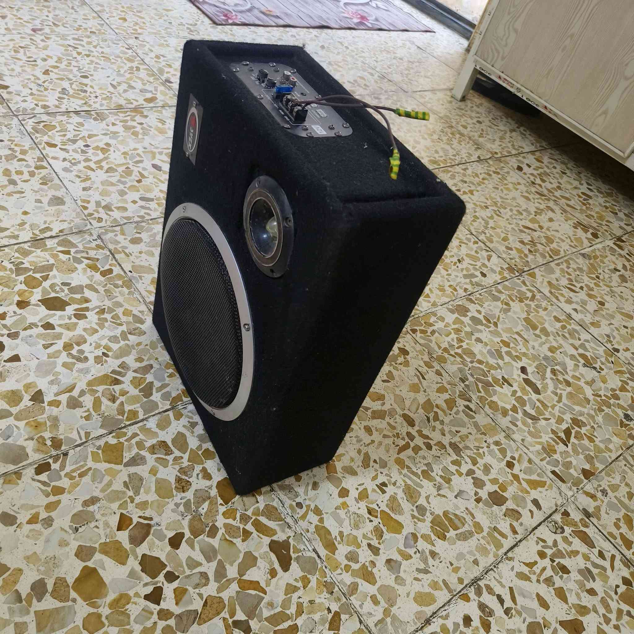 سلام عليكم للبيع دمام حجم 12V  سعر 40 رقم ***********
