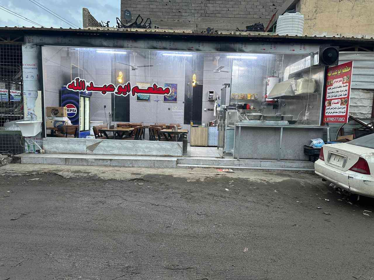 سلام عليكم مطعم للبيع صناعة البياع الشارع الخامس واجهة 9 متر ونص نزال 4 متر ونص ايجار 500 للتصال ***********
