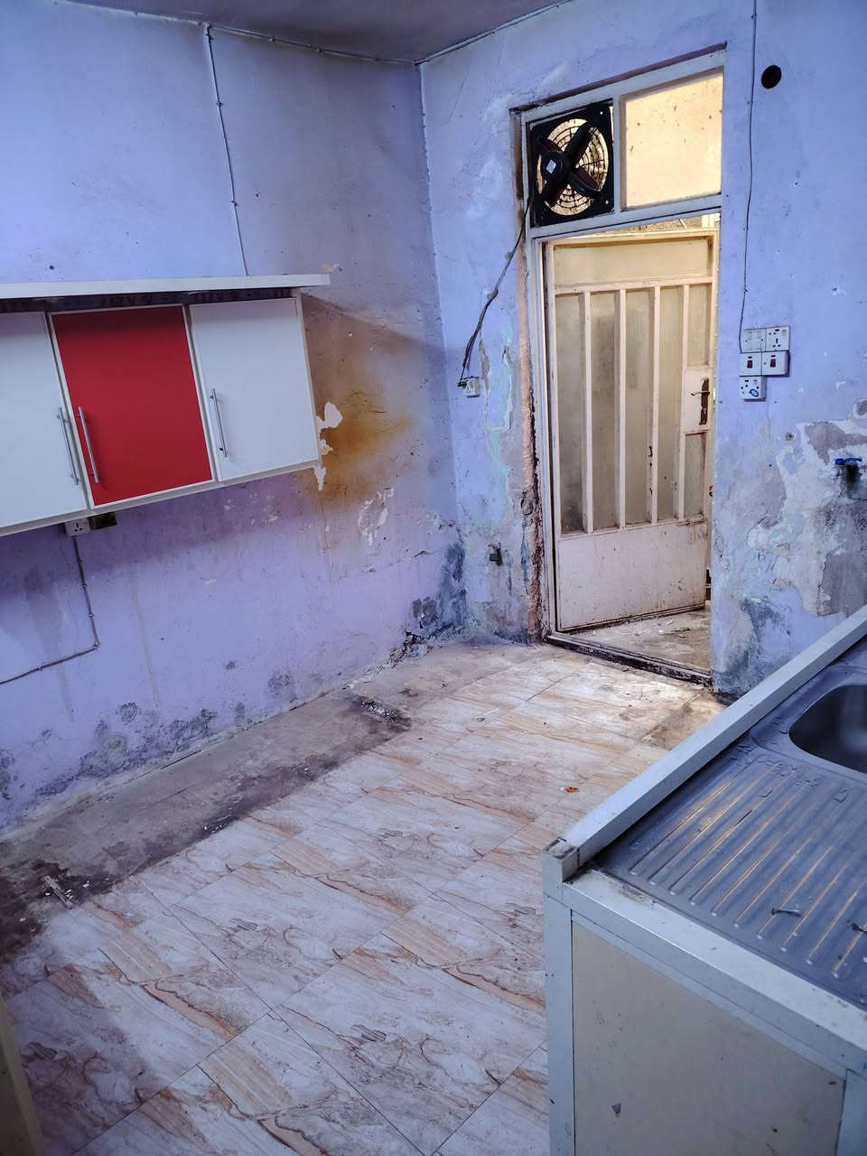 السلام عليكم
بيت للبيع المساحه ١٠٠متر طابق واحد بيت يحتوي#
(طرمة كبير وهول كبير وغرفة وملحقات حمام كبير خارجي)
عنوان البيت الدورة ابو دشير خلف مدؤسة الفيالق
*********** رجاء الشراي يدخل
