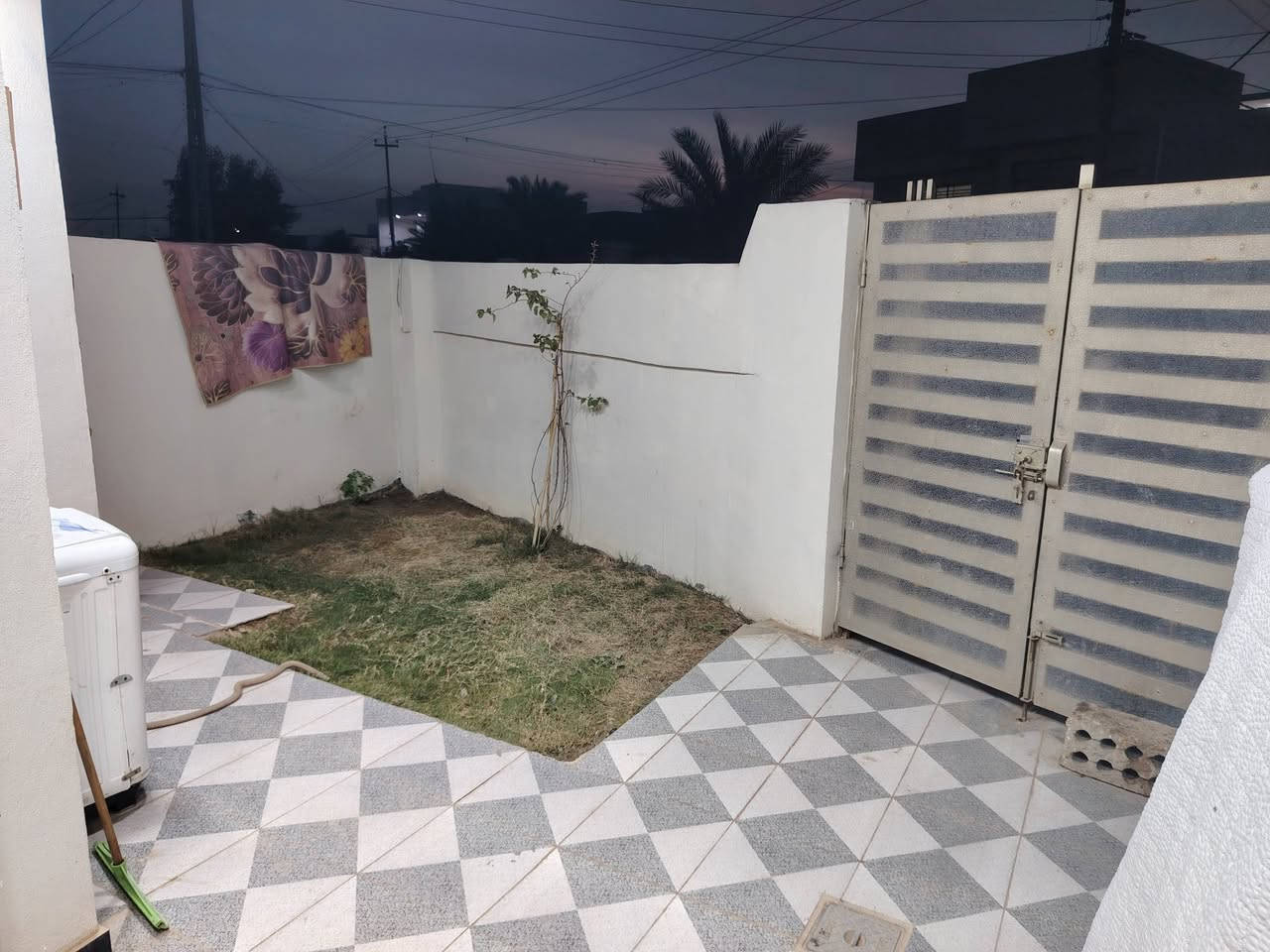 بيت للبيع حي الحسين خلف حسينية القريه العصرية طابو زراعي سند ٢٥ مساحة ١٥٠ بناء حديث يتكون من غرفة
٥ ب ٤ وصاله ٥ ب٤ ومطبخ ٣ ب٣ استقبال ٥ ونص ب ٣ ونص مناور ٢ حمامات خارجي وداخلي حديقة وطرمه ع ٣ شوارع تبليط كامل خدمات السعر ٥٥ بي مجال ***********
بيت للبيع حي الحسين خلف حسينية القريه العصرية طابو زراعي سند ٢٥ مساحة ١٥٠ بناء حديث يتكون من غرفة
