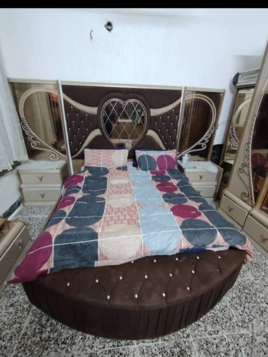 السلام عليكم غرفه نوم للبيع 11 قطعه
رقم وتساب *********** 
اضرر بسيسطه فقط فطر بل جامه
