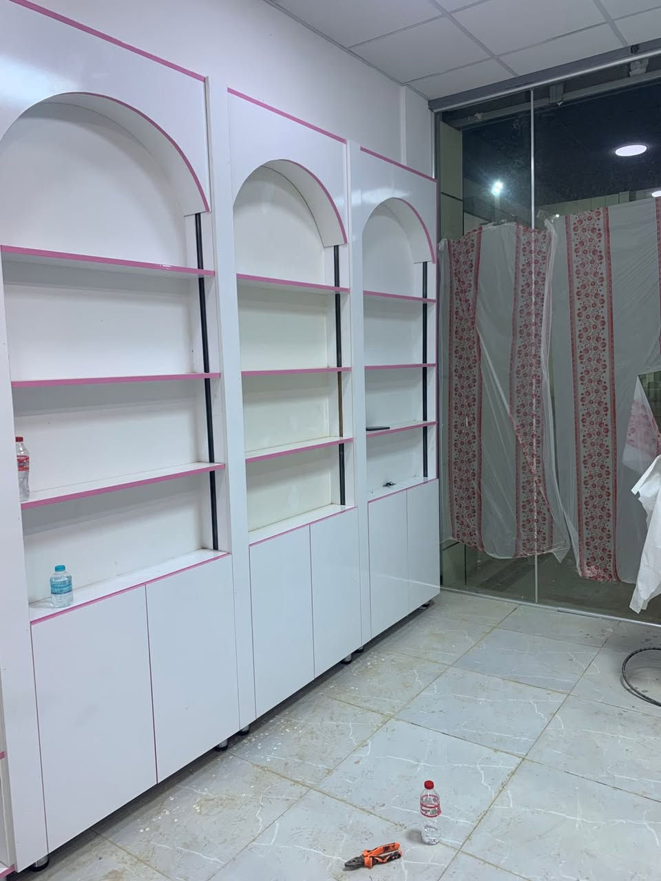 فاترينات ‏mdf تركي الاصلي للبيع شغل جديد بيهن انارة داخليه شغل درجة أولى عدد (١٤) فاترينه الارتفاع٢٧٠ والعرض ٩٠  السعر خاص 
الرقم ***********
