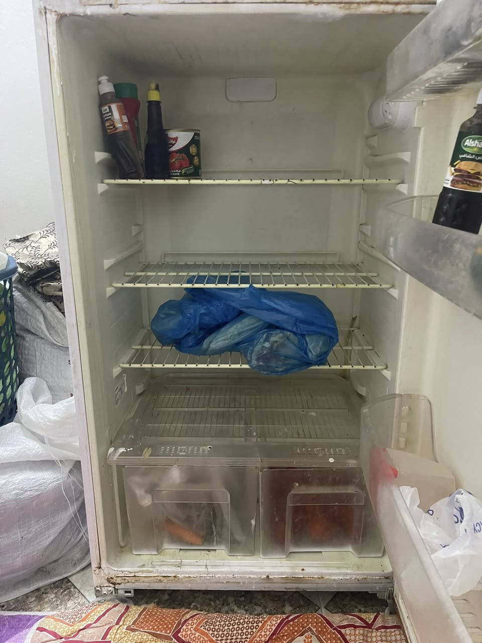 ثلاجه شرط مابيها كل عيب بشرط 
سعر ١١٥ بيها مجال مكاني حريه ***********
