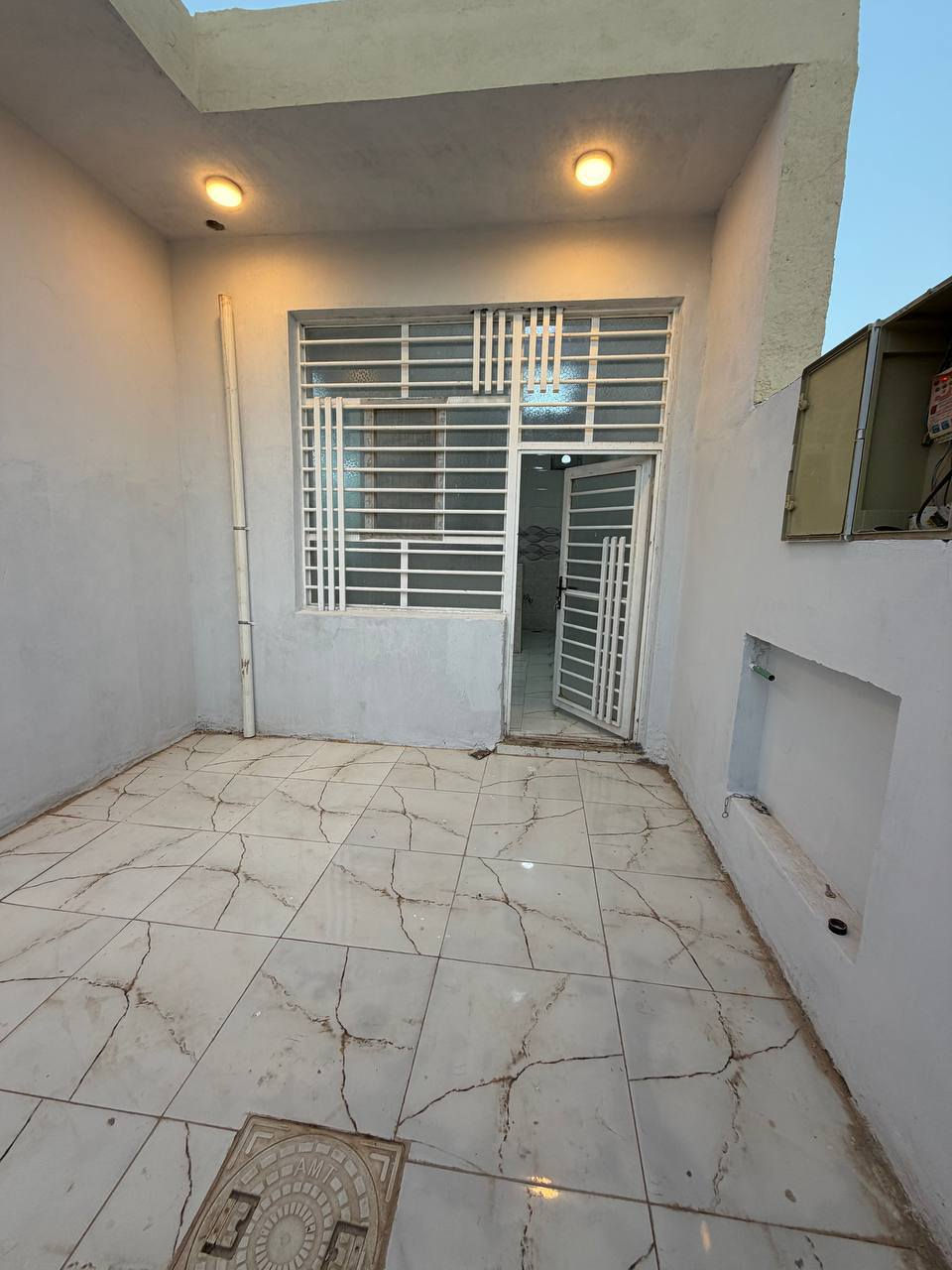 بسم الله الرحمن الرحيم
بيت للبيع مساحته 200متر
شارع 12 متر البيت فارغ جاهز للسكن
يضم غرفتين نوم واستقبال وصالة ودرج دور
ومطبح وحمامات عدد 3
البيت خلف جامعة الكفيل/مجمع بيتي
السعر 115
للاتصال ***********
