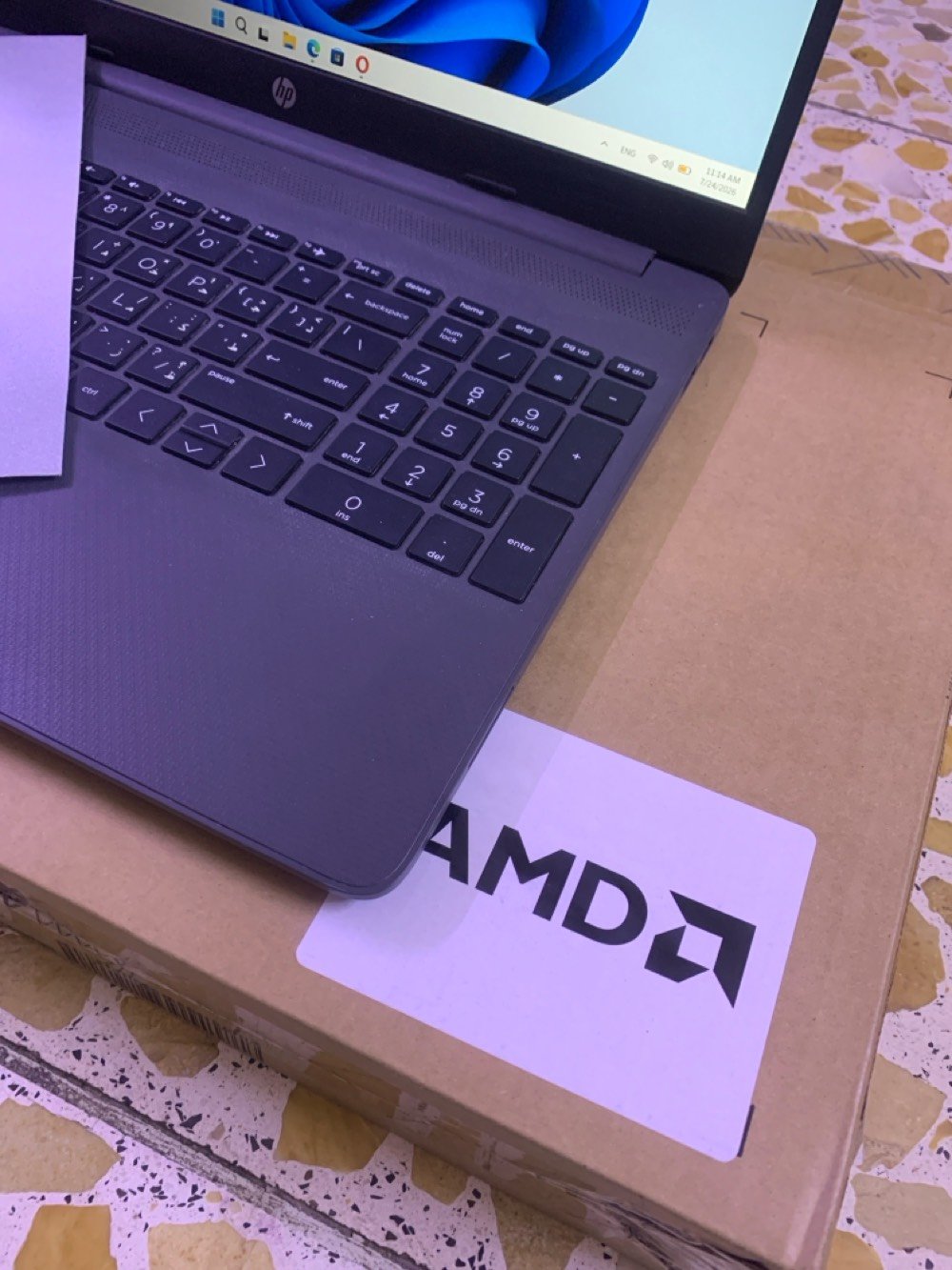 🔥Hp 255 G8🔥:
 المعالج (CPU): AMD Ryzen 5 5500U (مزود بـ 6 أنوية و12 مساراً) – أداء جبار وسريع جداً بالتصفح والبرامج الثقيلة
.
 الذاكرة العشوائية (RAM): 8GB DDR4 بسرعة عالية 3200MHz (يحتوي على سلوت إضافي فارغ لسهولة الترقية مستقبلاً).

 كرت الشاشة (GPU): AMD Radeon Graphics مدمج ممتاز للمهام اليومية والتصميم الخفيف (ملاحظة: عند إضافة رام ثانية، يفعل خاصية Dual Channel مما يرفع أداء كرت الشاشة المدمج بشكل ملحوظ).

 التخزين (SSD): Samsung NVMe SSD بسعة 256GB (إقلاع ويندوز وتشغيل برامج بثوانٍ معدودة).

 الشاشة والديزاين: شاشة واضحة بدقة عالية، تصميم أنيق وخفيف الوزن، مع لوحة مفاتيح كاملة (NumPad) مريحة جداً للكتابة وإدخال البيانات.

 النظام: مثبت عليه Windows 11 الأصلي وجاهز للاستخدام مباشرة.

🎒 مرفقات الجهاز:
 الكارتون الأصلي بجميع أوراق الشركة والكتالوجات.
 الشاحن الأصلي الخاص بالجهاز.

📌 السعر: [375 قابل للتفاوض البسيط]
📍 المكان: [بغداد الدورة]
📞 لتواصل والفسر: [***********]