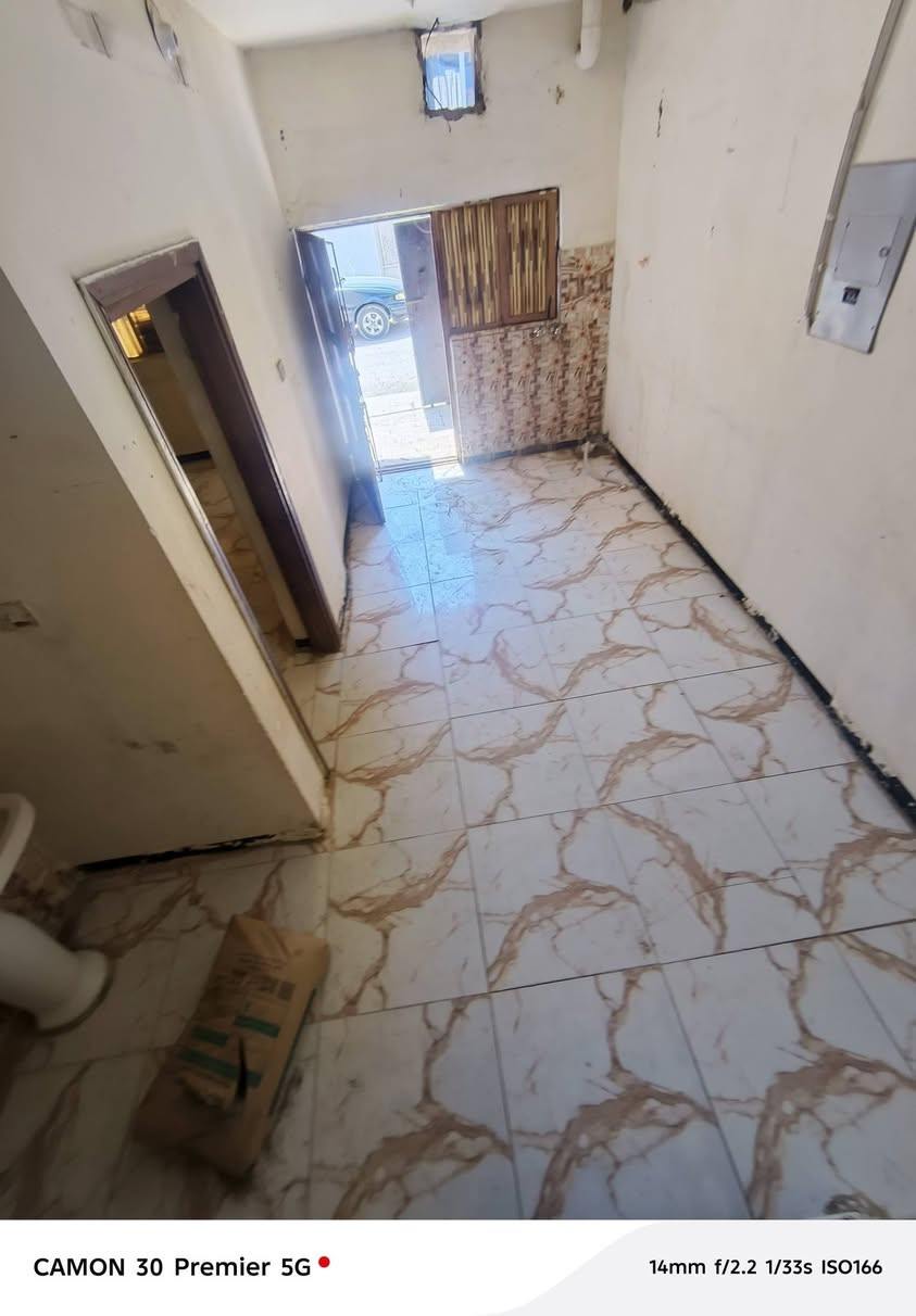 يالله يوجد بيت مساحه 50 متر اللايجار طابقين يتكون جوه صاله ومطبخ وخدمات وفوك غرفه وخدمات  وحولي نضيف جدا ايجاره 400 موقع الدوره شارع ستين خلف اسواق توشه الاستفسار ***********
