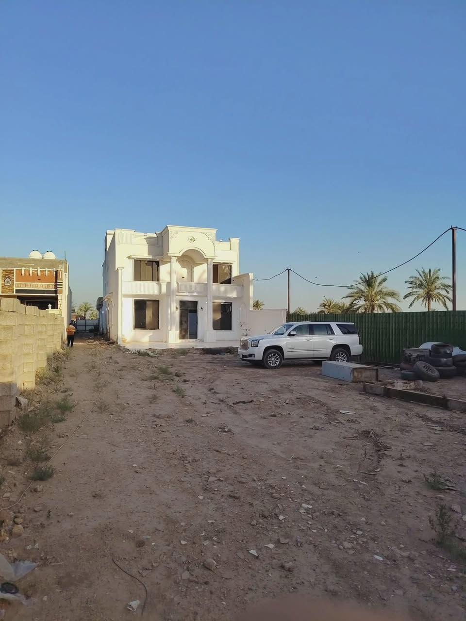 فيلا للبيع
الدوره البوعيثه 📍
المساحه الكليه 1200 متر
واجهه 15 ونزال 84 
مساحه البناء : الفيلا 300 متر
مع دار مساحه 130 متر خلف الفيلا
محتويات الفيلا : 6 غرف نوم - استقبال - هول داخلي - مطبخ - خدمات عدد 5 + غرف الطابق الثاني سويت كامل 
محتويات الدار : استقبال ومطبخ وهول وخدمات وغرفه نوم واحده 
أحدث البناء سنه 2026 محد ساكن بيها 
للاستفسار أكثر الاتصال /***********
