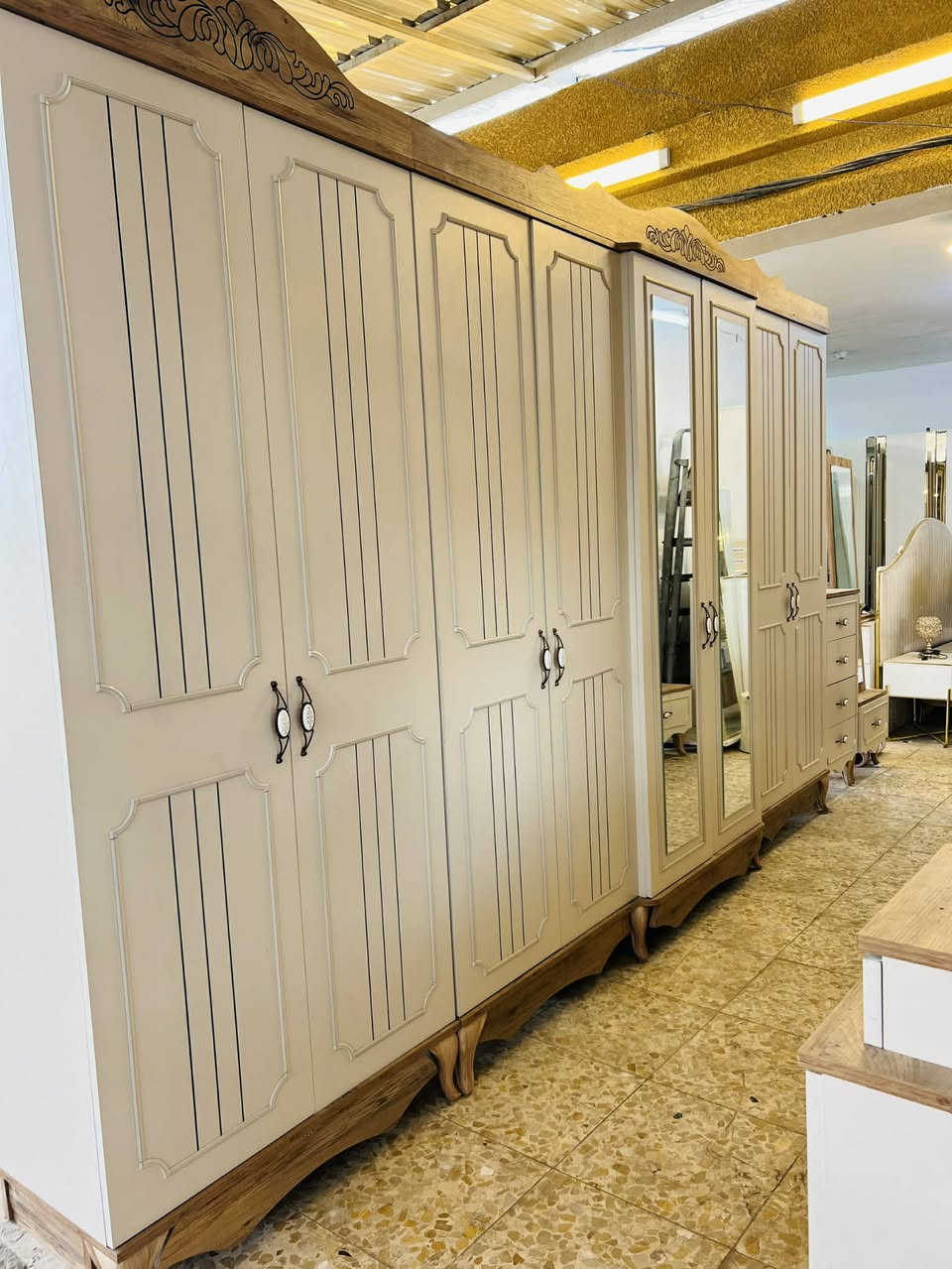 ✨ غرفة تركي كانتري الاصلي 10 قطع✨
 ضهر بلوك سرير مخزن
✨ نظافة 95 /💯
سعر/ مليون و300 
🚚 شد ونقل مجاني داخل بغداد
📦 توصيل للمحافظات بكروه


**إذا كنت صاحب هذا الإعلان وتريد حذفه لأي سبب، رجاءا أرسل رسالة إلى الدعم الفني**