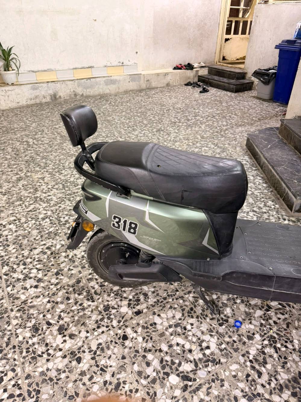 السعر 530 الف وبيها مجال بسيط حك الجيه 
للتواصل واتساب تلجرام
*********** 
انستا f1_14f


هذه هي الدراجة الكهربائية الشهيرة والمعروفة في السوق العراقي باسم دراجة شحن 318 (أو إصدارات Korea-MR الـ 318)، وتعتبر من الدراجات القوية والمطلوبة جداً بسبب متانتها وتصميمها العصري "أبو عيون" المميّز.
​إليك المواصفات الحقيقية والمضبوطة لهذه الدراجة:
​⚡ الأداء والسرعة
​قوة المحرك (الملف): يأتي بمحرك قوي بقدرة 1500 واط إلى 2000 واط (حسب الدفعة والدقة في التصنيع)، مما يعطيها عزماً ممتازاً في الصعدات.
​السرعة القصوى: تصل سرعتها على الشاشة (الكيج) إلى حوالي 85 - 95 كم/ساعة (والسرعة الفعلية على الأرض تتراوح بين 65 إلى 75 كم/ساعة حسب الوزن).
​ناقل الحركة (الجير): تحتوي على 4 سرعات (نمر) إلكترونية لتوفير الطاقة أو زيادة السرعة، بالإضافة إلى نظام R (بَك) للحركة إلى الخلف.
​🔋 البطارية والطاقة
​نظام البطاريات: تعمل بـ 6 بطاريات كبيرة الحجم من نوع "غرافين" (Graphene) المتطور بقوة 32 أمبير.
​المسافة (المدى): تقطع مسافة تصل من 50 إلى 70 كم بالشحنة الواحدة (يعتمد على معدل السرعة والوزن المحمول).
​🛠️ المواصفات الإضافية والتحكم
​التشغيل الذكي: تدعم التشغيل بدون مفتاح عن طريق البصمة (الريموت)، السويتش الاعتيادي، أو نظام كارت الـ NFC الذكي.
​الإضاءة: نظام إضاءة LED أمامي مزدوج قوي جداً (المعروف بشكل العيون الدائرية المحاطة بإطار برتقالي) لإضاءة ليلية ممتازة.
​الإضافات: تحتوي على شاشة ديجيتال واضحة لقراءة السرعة ونسبة شحن البطارية، بالإضافة إلى منفذ شحن هاتف (USB) وحامل موبايل.
​الدراجة ممتازة للمسافات الطويلة والعمل اليومي بسبب سعة بطارياتها الكبيرة وثباتها العالي على الطريق.