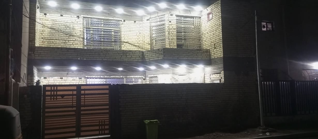 السلام عليكم بيت البيع حي المعلمين قرب مجلس البلدي
المساحه 125متر الوجهة 10 ونزال 12ونص 
يتكون من ٤ غرف نوم ومطبخ وصاله و ستقبال
 بيتونه بناء حديث و ٤ حمامات الاستفسار ***********
