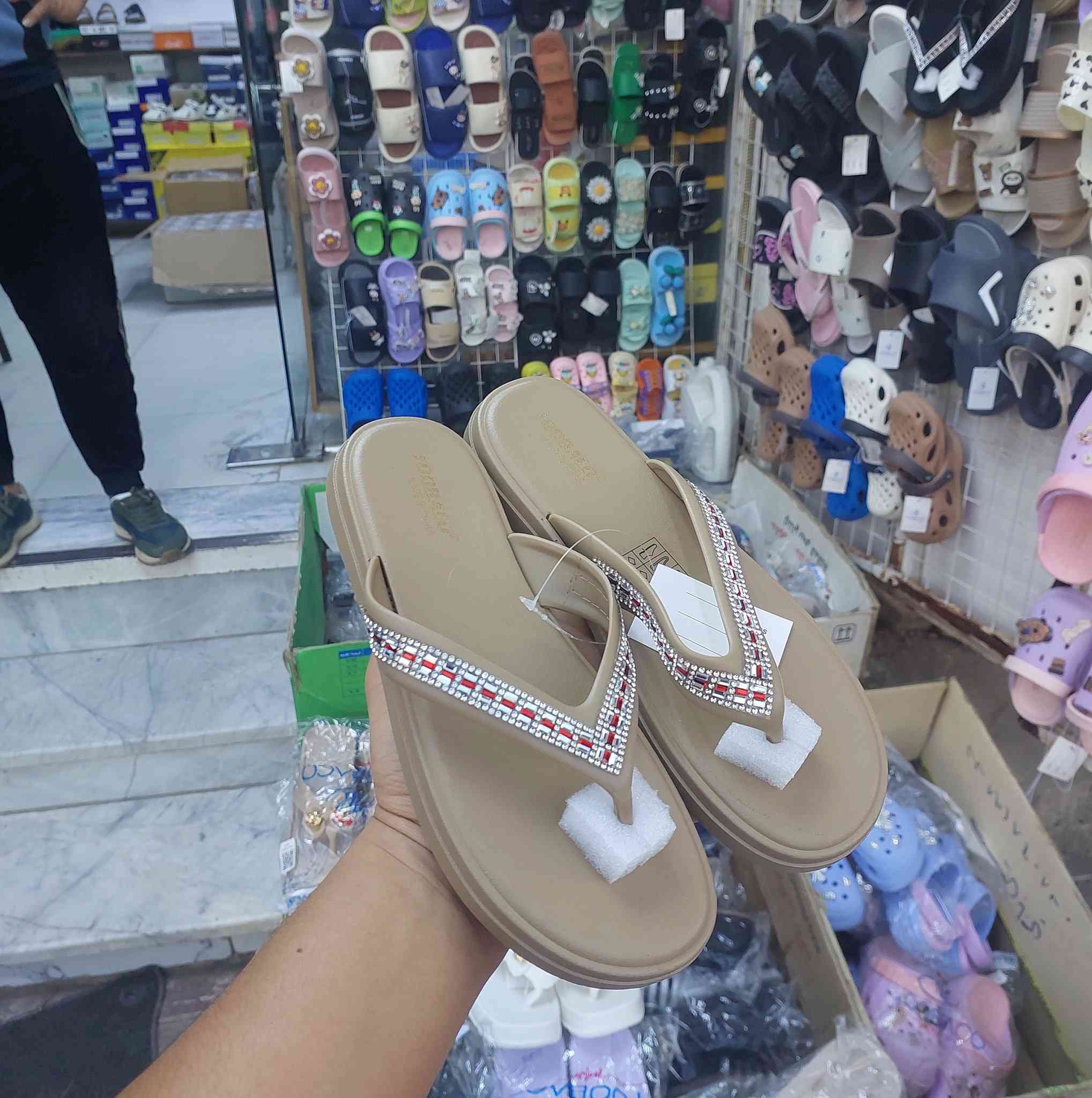 🔥✨ وصل حديثًا… سليبرات طفلة / بناتي / نسائي ✨🔥
ماركة لابوبو 🌸
وزن صفر ريشة ☁️ خفيف ومريح طول اليوم
قياسات متوفرة من 24 إلى 41
الألوان موضحة داخل الصور 🎨
أناقة + راحة + جودة 👌
📍 متوفر حصريًا في محل كرار باجي
العنوان: كوت حي الزهراء قرب مركز الخلود
🚚 توصيل داخل الكوت فقط
تعالوا اختاروا الموديل اللي يعجبكم 💕
والهلا بيكم دائمًا 🤍


**إذا كنت صاحب هذا الإعلان وتريد حذفه لأي سبب، رجاءا أرسل رسالة إلى الدعم الفني**