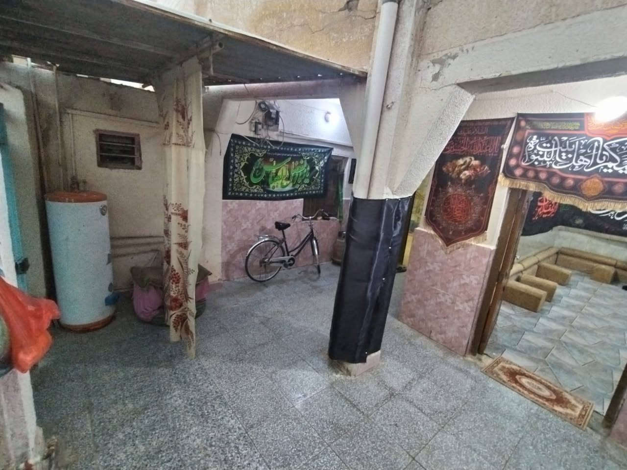 السلام عليكم
بيت طابو صرف للبيع مساحة ١٥٠م بحي الشرطه 
غرفتين وصاله ومطبخ وبراني وصحيات داخليه وخارجيه
بناء قديم عكادة 
السعر  100 مليون 
***********
