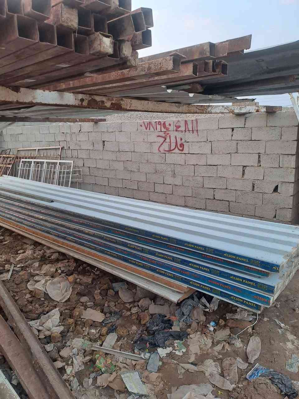 السلام عليكم 
شيلمان بلجيكي نضيف 
شبابيك 
ابواب 
زوايا 
سندويج 
***********
***********
العنوان كوت شارع النفط قرب كهوة بيت الطين
